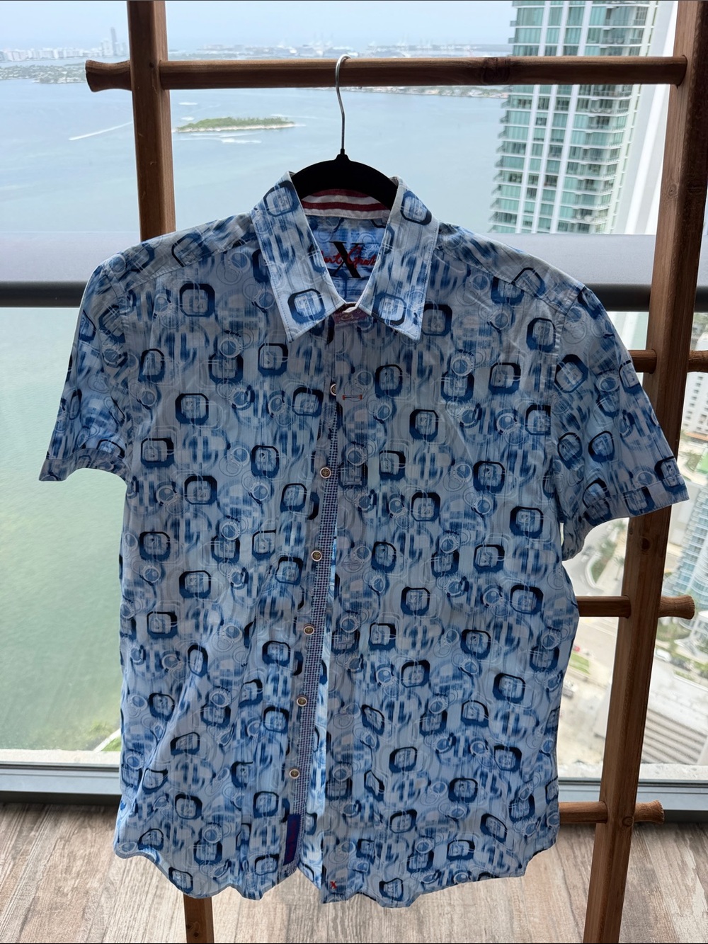 Robert Graham Blue and White Short-Sleeve Button-Down Shirt